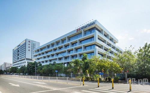 2015年,鸿合科技生产基地搬迁到深圳坪山新区,依托国际生产设备和技术